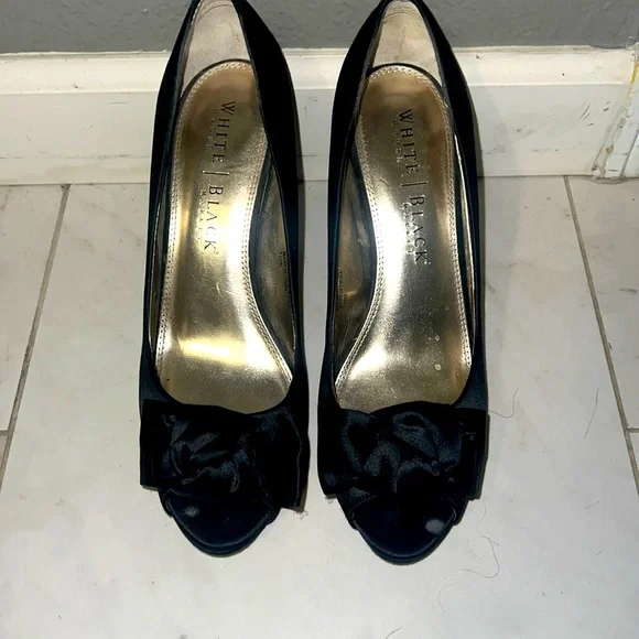 Sz 7.5 White House Black Market Satin Stilettos with a bow and 3-in heels - Picture 2 of 6